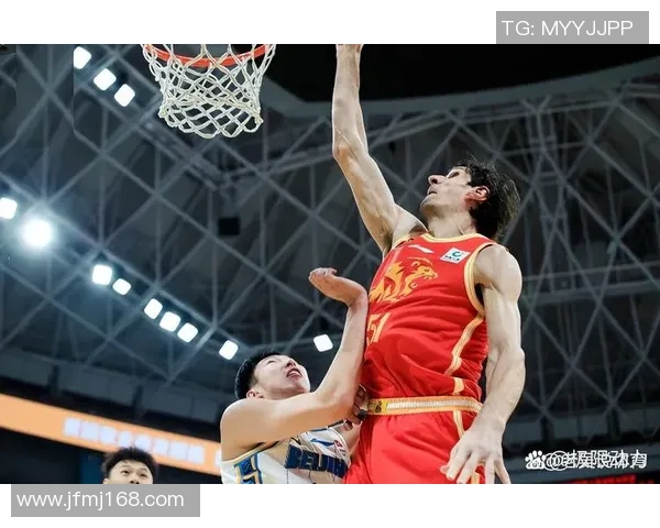 在篮球场上闪耀的明星球员是谁他们的精彩表现如何影响比赛